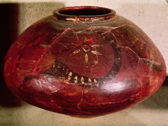 Vaas versierd met een slang en een bloem, uit Kot Diji, Indusvallei, Pakistan, 3000-1500 v.Chr.